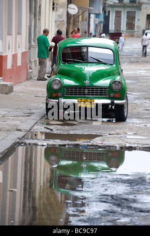 Amerikanische Oldtimer in Havanna gefunden werden, diese gepoolte Wasser in einer Seitenstraße spiegelt sich in Stockfoto