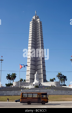 Locla Bus vor das José-Martí-Denkmal thront über Revolutionsplatz, Havanna, Kuba Stockfoto