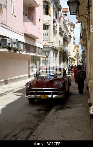 Amerikanische Oldtimer werden über Havanna, vorwiegend als lokales Taxi gefunden. Stockfoto