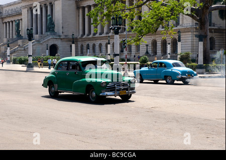 Amerikanische Oldtimer werden über Havanna, vorwiegend als lokales Taxi gefunden. Auspuff Federn folgen sie wie Jet Trails. Stockfoto