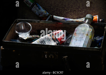 Stock Foto von einem eine Künstler-Röhre von Farben und Pinsel Stockfoto