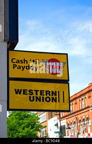 Western union Zeichen außerhalb einer Niederlassung des Unternehmens auf Hautpstraße Hounslow, Middlesex, england Stockfoto