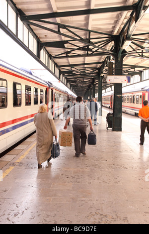 Zug-Bahnhof Haydarpasa in Istanbul Türkei Passagiere über an Bord eines Zuges nach Anatolien Stockfoto