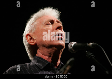 Katalanische spanischer Sänger Raimon ist bei einem Konzert 2008 in Universität Madrid Spanien gesehen. Stockfoto