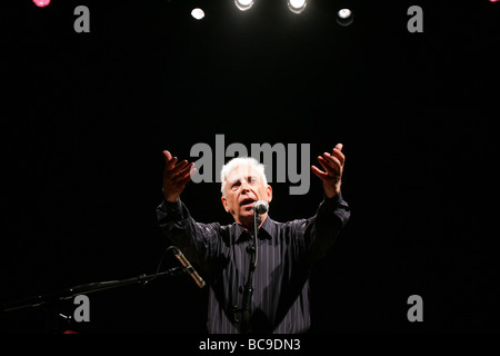 Katalanische spanischer Sänger Raimon ist bei einem Konzert 2008 in Universität Madrid Spanien gesehen. Stockfoto