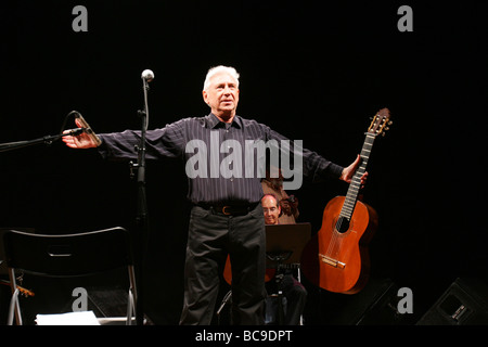 Katalanische spanischer Sänger Raimon ist bei einem Konzert 2008 in Universität Madrid Spanien gesehen. Stockfoto