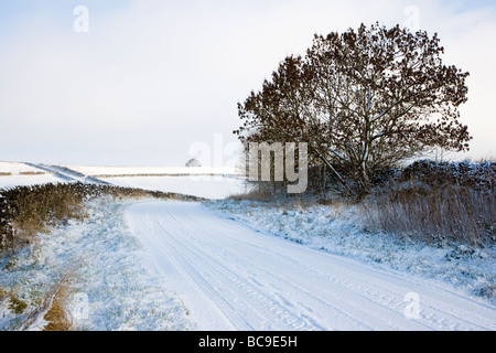 Einen Feldweg unter einer Schneedecke in der Nähe von Hartington im Peak District in Derbyshire Stockfoto