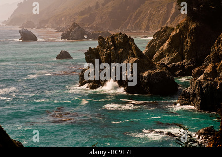 Surfen Sie mit Felsenküste Kalifornien Pazifik in der Nähe von Big Sur Stockfoto