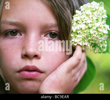 Porträt von schönen Mädchen mit Blume Stockfoto