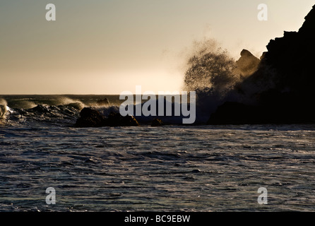 Welle gegen die Felsen in der späten Nachmittagssonne entlang der Küste in der Nähe von Big Sur, Kalifornien platzen Stockfoto