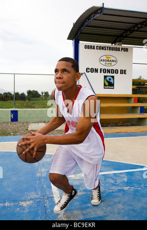 Junger Mann spielen Basketball in der Dominikanischen Republik. Mittel aus Fairtrade bezahlt für das Gericht. Stockfoto