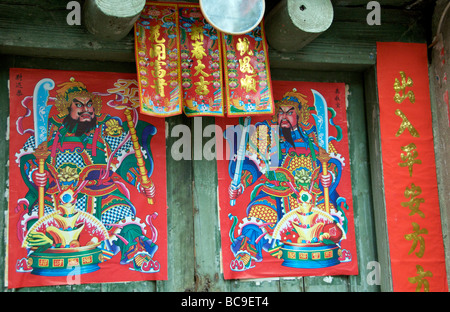 Türen mit Wächter Figuren Fuli Dorf in der Nähe von Yangshuo Guangxi China Stockfoto