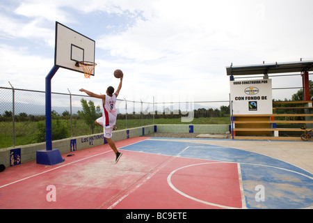 Junger Mann spielen Basketball in der Dominikanischen Republik. Mittel aus Fairtrade bezahlt für das Gericht. Stockfoto
