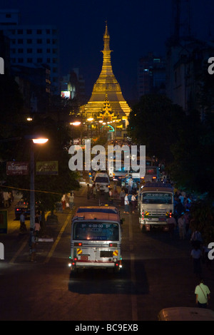 Blick entlang der Bus überfüllt Mahabandoola Straße zur Sule Pagode in der Innenstadt von Yangon, Birma, in der Nacht Stockfoto