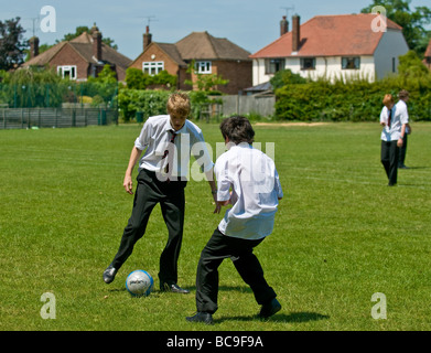 Schüler spielen Fußball während ihrer Mittagspause. Fußball. Stockfoto