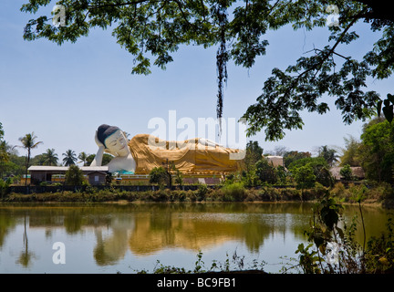 Große Statue des liegenden Buddha in Bago, Myanmar Stockfoto