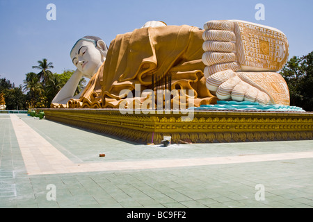 Große Statue des liegenden Buddha in Bago, Myanmar Stockfoto