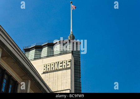 Der Union Jack fliegt über der schönen Art-Deco-Gebäude von Barkers Kaufhaus in Kensington, London, England. Stockfoto