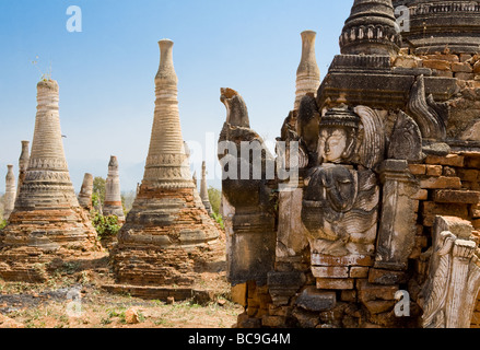 Ansicht des Reliefs auf einem alten Tempel vor den Ruinen von Indein in Myanmar Stockfoto