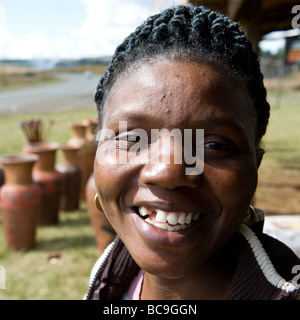 Breites Grinsen Willkommen in die wunderbare Welt Erbe Region Mpumalanga aus eine schöne Südafrikanerin Keramik zu verkaufen. Stockfoto