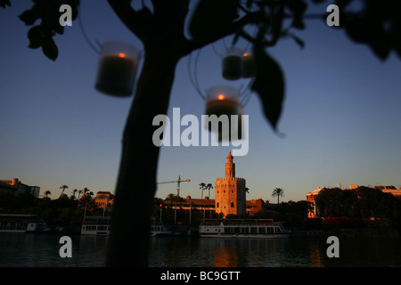 Ein Blick aus einem arabischen Restaurant Torre del Oro in englischen Golden überragen des Flusses Guadalquivir bei Triana Nachbarschaft auf Sevilla Stockfoto