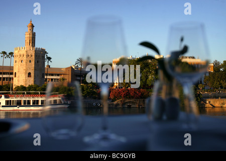 Ein Blick aus einem arabischen Restaurant Torre del Oro in englischen Golden überragen des Flusses Guadalquivir bei Triana Nachbarschaft auf Sevilla Stockfoto