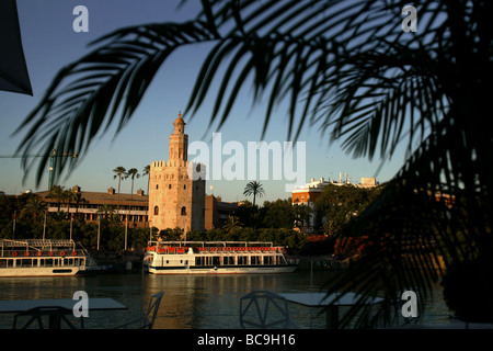 Ein Blick aus einem arabischen Restaurant Torre del Oro in englischen Golden überragen des Flusses Guadalquivir bei Triana Nachbarschaft auf Sevilla Stockfoto