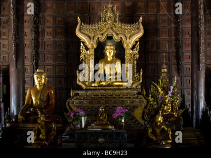 Altar mit Buddha-Statuen im Inneren der Gebetshalle eines Klosters in Mandalay, Myanmar Stockfoto