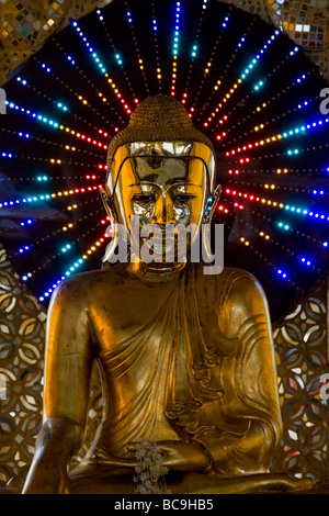 Buddha-Statue mit leichten Halo in Myanmar Stockfoto