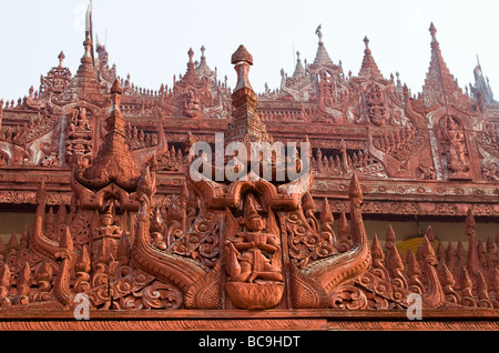 Nahaufnahme der herrlichen Teakholz Schnitzereien der Shwenandaw Kloster in Mandalay, Myanmar Stockfoto