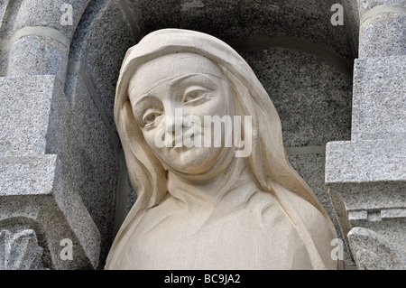 Sainte-Anne-de-Beaupré Basilika / Schrein, Skulptur an der Fassade, Quebec, Kanada Stockfoto