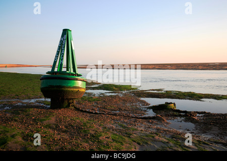 Kanal Markierung Boje bei Ebbe an The Run, Wells-Next-the-Sea, Norfolk, UK. Stockfoto