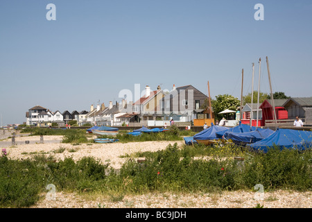 Gebäude am Rande des Strandes in Whitstable, Kent UK Stockfoto