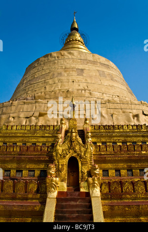 Vorderseite des alten Shwezigon Pagode in Bagan, Myanmar Stockfoto