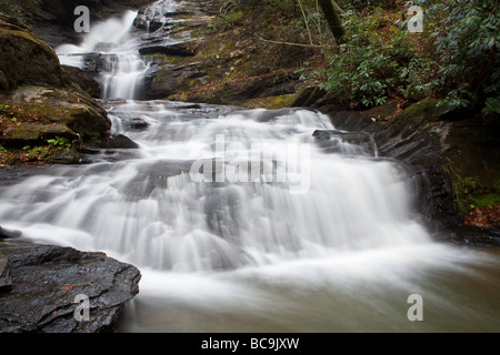 Mud Creek Falls befindet sich im Sky Valley, GA ist die höchstgelegene Stadt im Zustand.  Vor allem, es ist ein Golfplatz auf einem Berg, wenn auch es sehr schön. Stockfoto