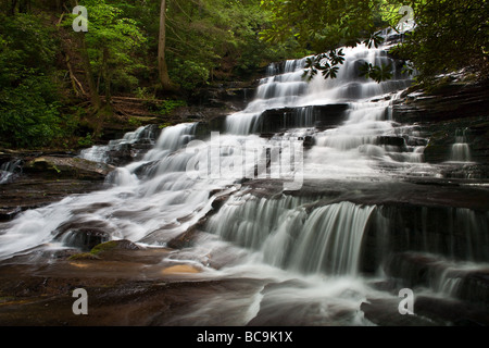 Minnehaha Fälle sind auf AST fällt zwischen seinem Oberlauf auf steinigen Berg und wo es in Lake Rabun mündet.  Sie sind ungefähr 100 Fuß hoch, und wohl der schönste Wasserfall in North Georgia.  Es ist leicht erreichbar, off-Road Bear Lücke in der Nähe von Lake Rabun in der Stadt Lakemont.  Eines der interessantesten Features von Minnehaha ist das Bett des Quarzes am Fuße des Wasserfalls. Stockfoto