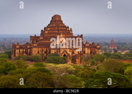 Blick auf den großen Dhammayangyi Tempel in Bagan, Myanmar Stockfoto