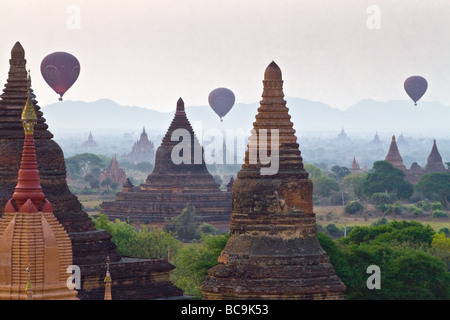 Ballons steigen über das Feld der Tempel in Bagan, Myanmar, bei Sonnenaufgang Stockfoto