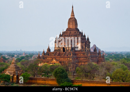 Blick auf den ausgearbeiteten Sulamani Tempel in Bagan, Myanmar im Morgengrauen Stockfoto