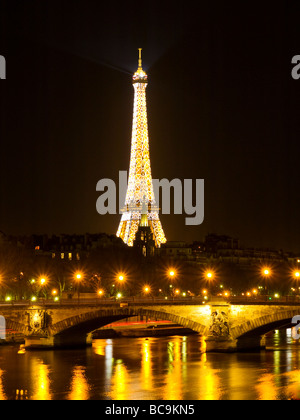 Eiffelturm bei Nacht mit Licht spiegelt sich in den Fluss Sene Stockfoto