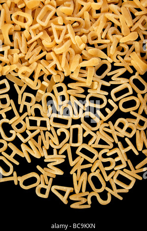 Alphabet Buchstaben Suppennudeln. Kinder essen Hintergrund. Stockfoto