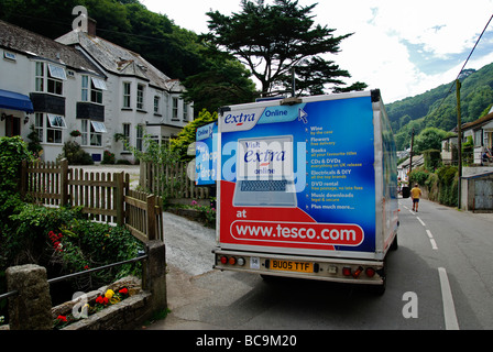 ein Tesco Lieferwagen vor einem Haus in Polperro, Cornwall, uk Stockfoto