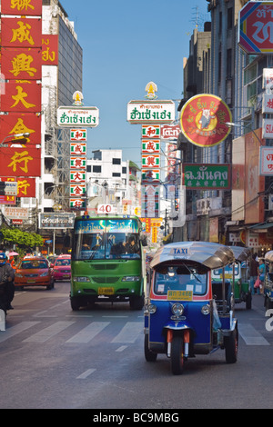 Motor Risksha und Bus in den Straßen von Chinatown in Bangkok, Thailand Stockfoto