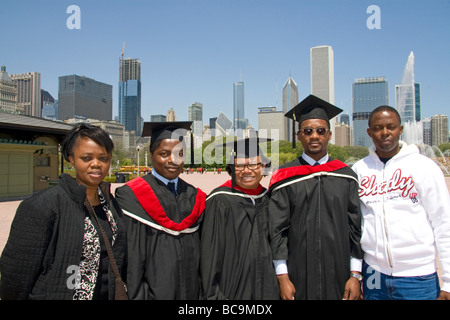 Multi-ethnischen College-Absolventen feiern den Anlass im Grant Park Chicago Illinois USA Stockfoto