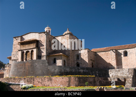 Peru, Cuzco, UNESCO-Weltkulturerbe, Inka Ruine der Coricancha (Wand im Vordergrund) mit der Kirche von Santo Domingo im Hintergrund Stockfoto