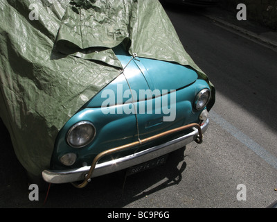 alten Fiat 500 mit Kunststoff-Abdeckung in Rom Italien Stockfoto