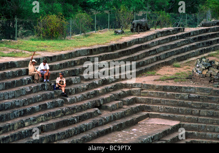 Honduras Reiseführer mit Besuchern in der östlichen Innenhof COPAN Ruinen HONDURAS Stockfoto