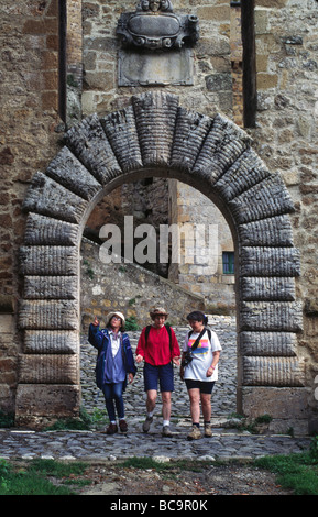 Reisende Fuß durch einen Torbogen SORANO eine mittelalterliche BERGSTADT mit 15. Cent Schloss Burg Toskana Italien Herrn verlassen Stockfoto