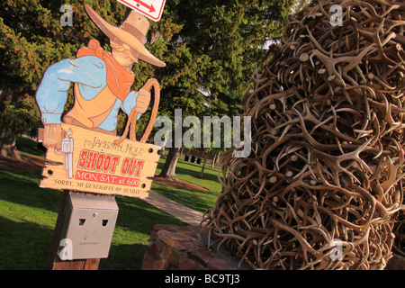 Jackson Hole-Shootout-Zeichen in der Nähe von einer der Elch Geweih Torbögen auf dem Stadtplatz Stockfoto