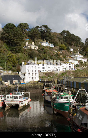 Boote in der Bucht bei Polpero, Cornwall Stockfoto